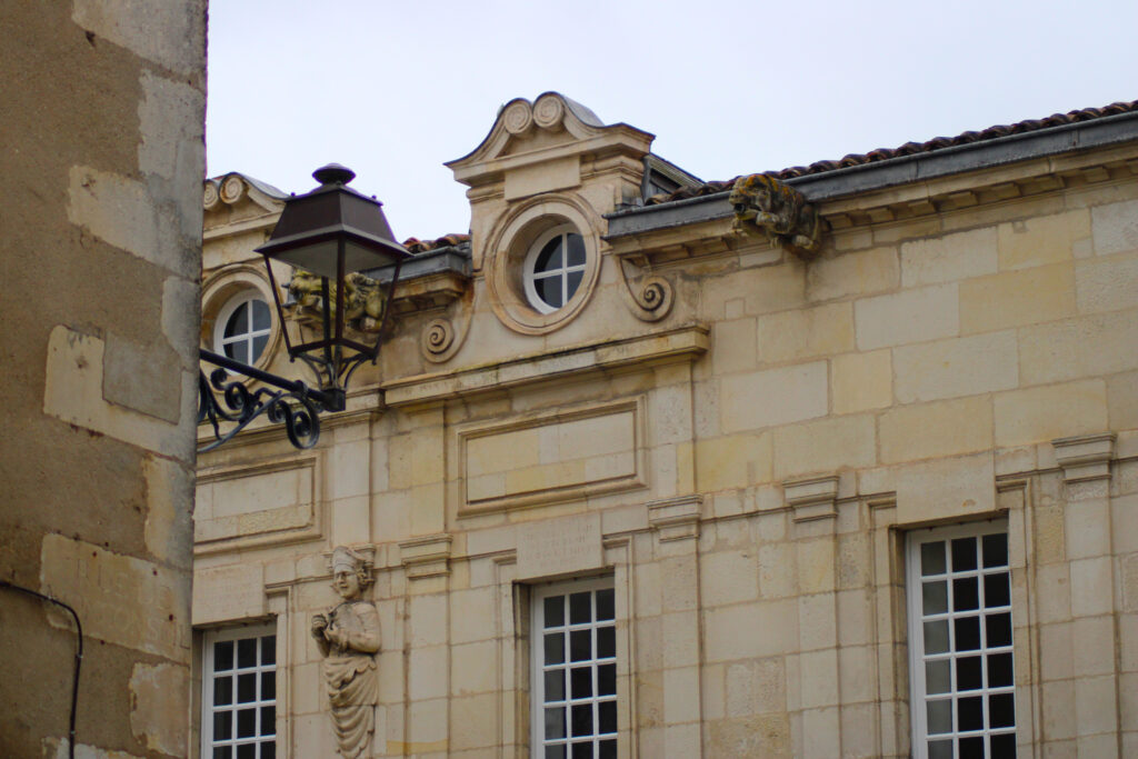 Le meilleur ami de l'Homme est aussi représenté dans le panel de gargouilles visibles à La Rochelle. Comme ici sur la façade de la Maison de Nicolas Venette. (c)nico_la_rochelle