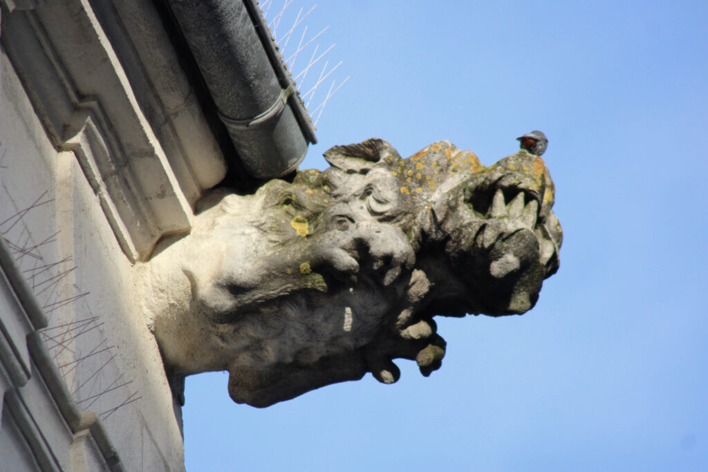 Les gargouilles représentant des chiens sont aussi présentes "montrant les crocs". (c)nico_la_rochelle