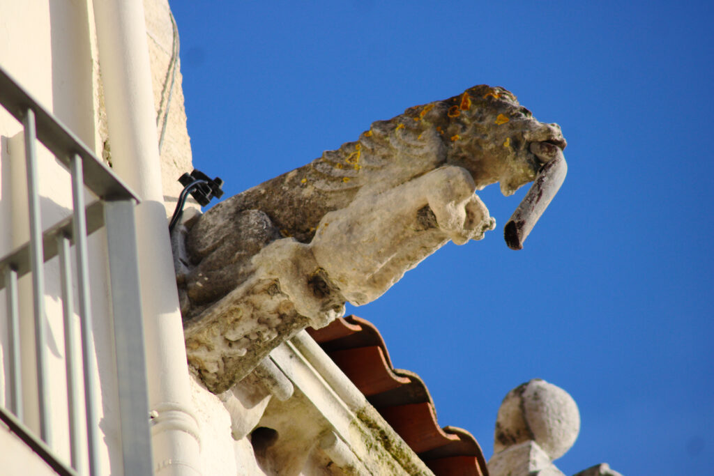 Un cheval/pégase est visible le long du quai Valin à côté de l'hôtel de la Tour de Nesle. (c)nico_la_rochelle