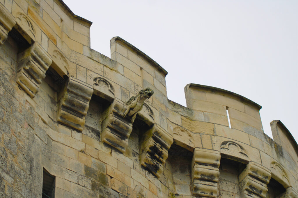 Autour du chemin de ronde, griffons, aigle et autres bêbêtes gardes l'entrée du port ! (c)nico_la_rochelle