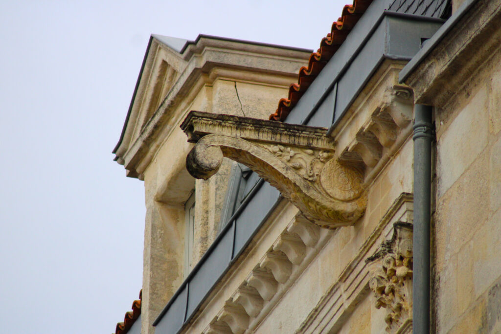 Certaines gargouilles des rues de La Rochelle pourraient faire penser à des canon mais il n'en est rien. Certaines d'entres elles sont plus simples et ont même té réutilisées (comme ici en treuil pour monter des marchandises). (c)nico_la_rochelle