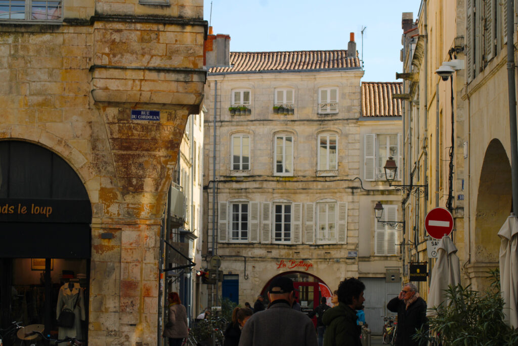 C'est en avant le nez vers le ciel que l'on peut réellement prendre conscience de la beauté d'une partie du patrimoine rochelais ! (c)nico_la_rochelle