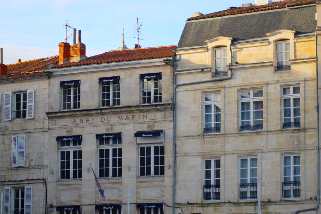 Un dauphin a été sculpté sur la gouttière de l'Abri du Marin. (c)nico_la_rochelle