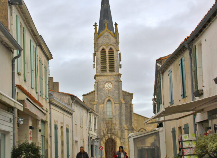 L'église de La Couarde est située en plein coeur du village, sur la place principale. Ce qui enfin ait un véritable phare urbain. (c)nico_la_rochelle